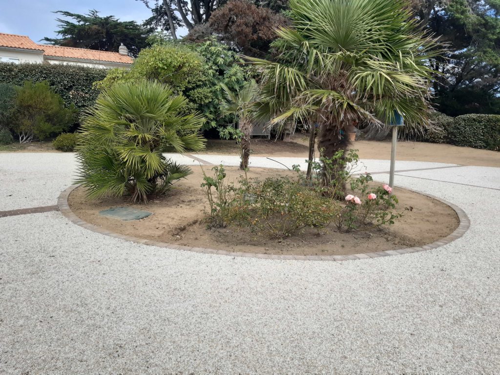 Espace gravillonné sur Nid d'abeille Pornic-min