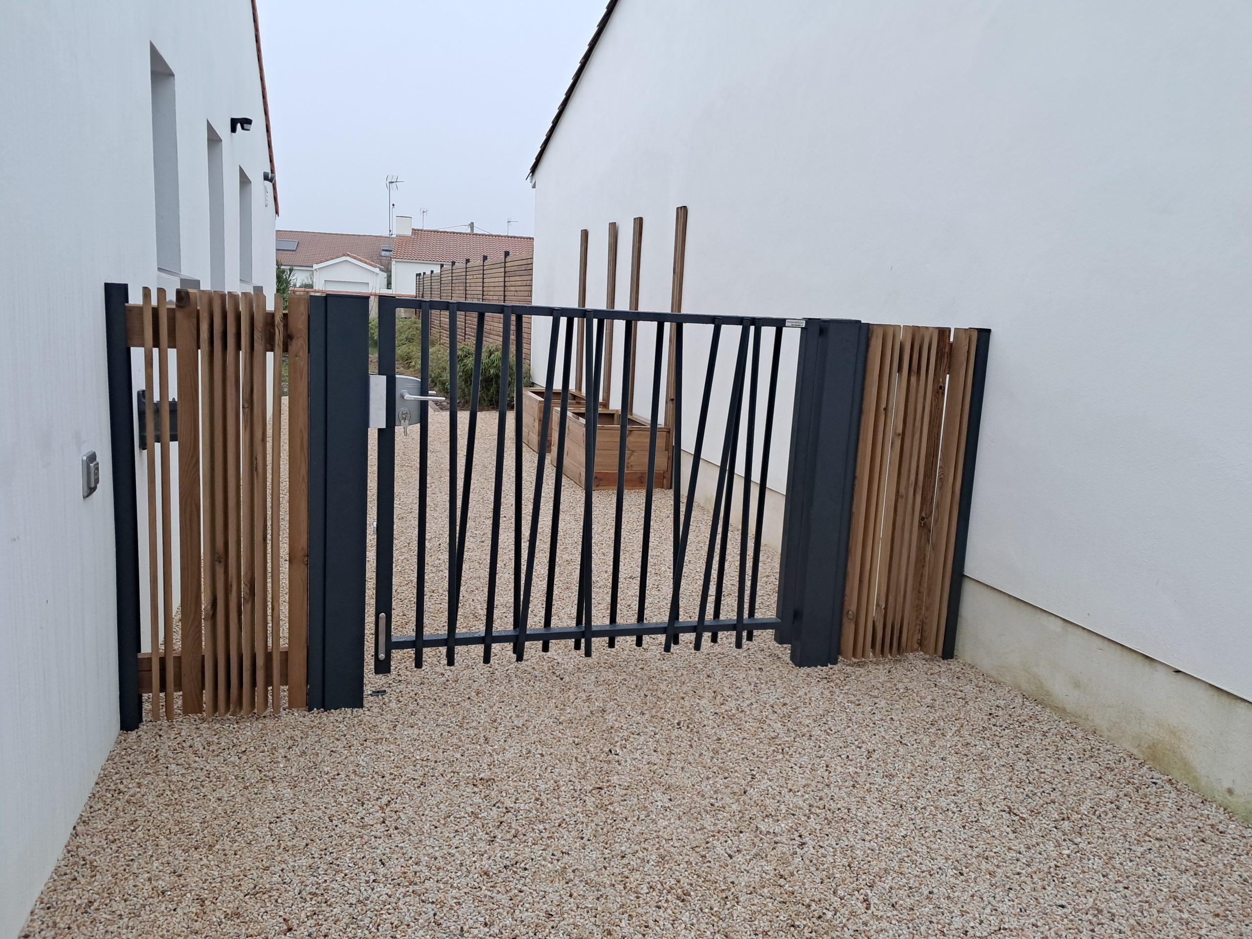 Portail aluminium barodé