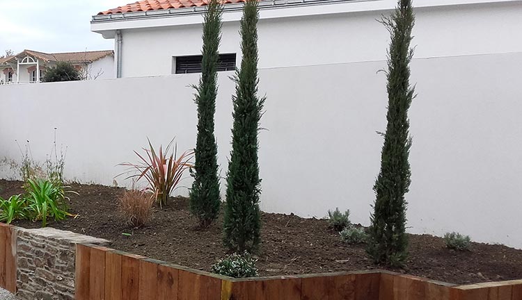 cote-et-jardins-paysagiste-pornic-muret-en-bois-et-maconnerie-paysagere