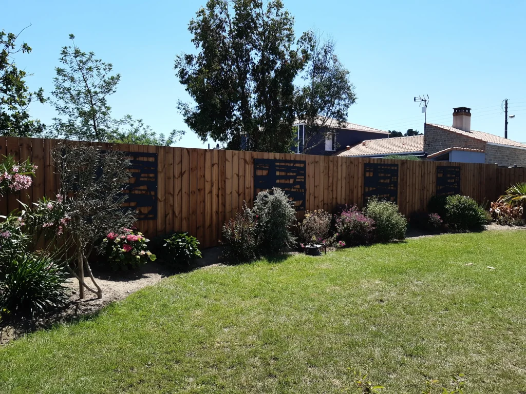 Clôtures et massif à La plaine sur mer