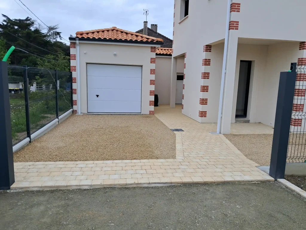 Aménagement entrée Pavés et Nis d'Abeilles